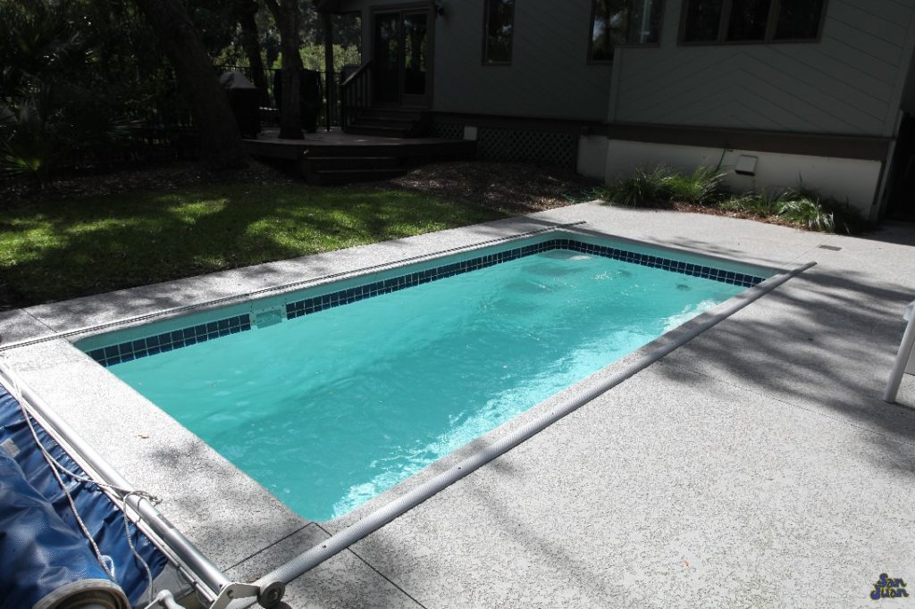 Here we showcase the Cyberlane fiberglass pool with an Automatic Pool Cover System. Automated Pool Covers are great ways to keep the leaves out of your swimming pool during periods of non-use. They are also great accessories to rectangular swimming pools due to their simplistic installation process. 