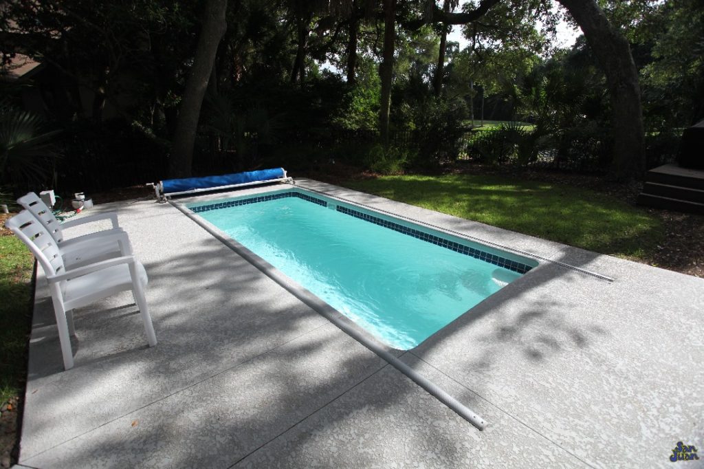 The Cyberlane is a unique fiberglass swimming pool that sports a petite rectangular design. Secondly, you can purchase it with an attached spa or without. It's both fun and versatile!