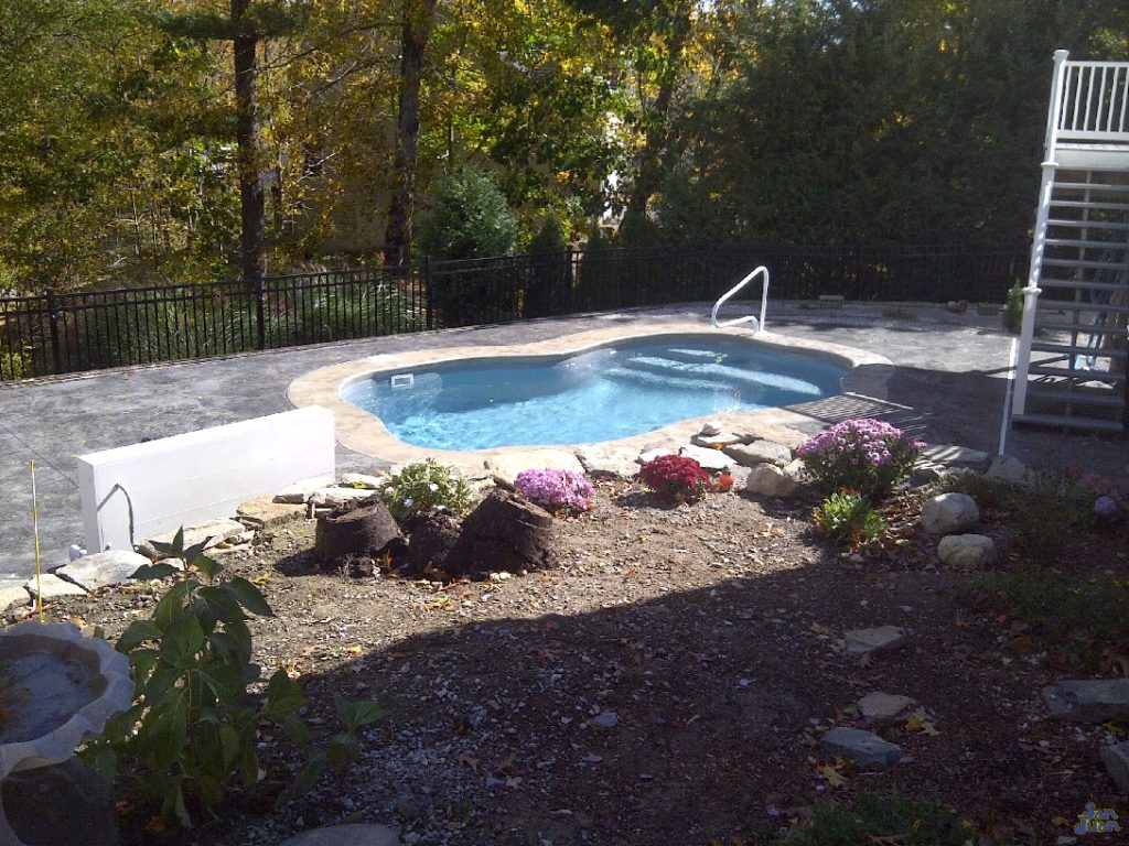 The Arialla is an excellent choice for home owners with limited backyard space. Here you can see it snugly fit into this petite backyard with natural tree line surrounding the Arialla. This home owner also paired some simple and natural landscaping to the side of the pool.