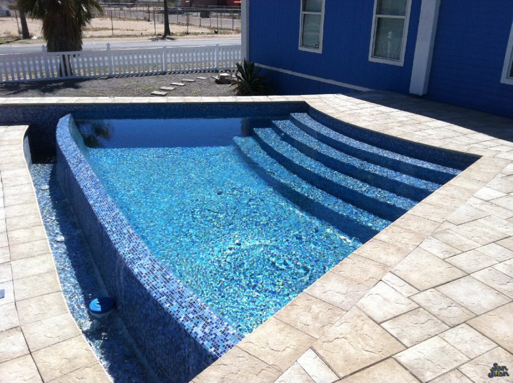 The Horizon is a one-of-a-kind swimming pool designed to cultivate amazing landscapes and scenic designs. With beautifully swept entrance steps and a elongated infinity edge design - this pool is meant to be both serene and soothing. 